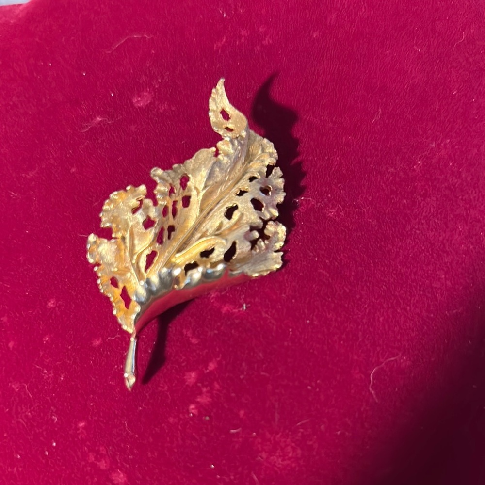Vintage Gold Botanical Leaf Brooch with Intricate Detailing